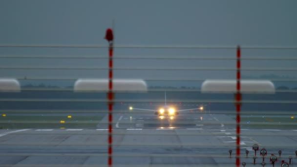 Літак злітає на світанку — стокове відео