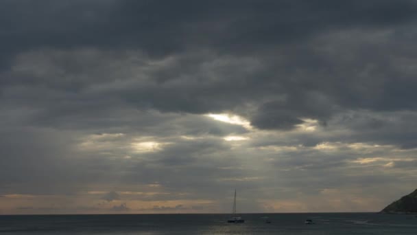 Zonnestralen door grijze wolken — Stockvideo