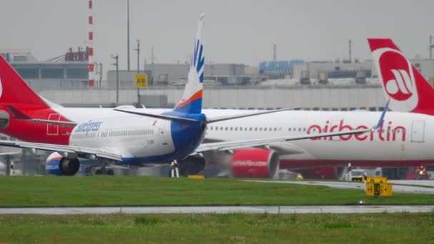 Tráfico de aeronaves en el aeropuerto — Vídeos de Stock