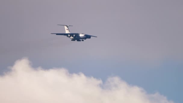 IL-76 desciende para aterrizar — Vídeo de stock