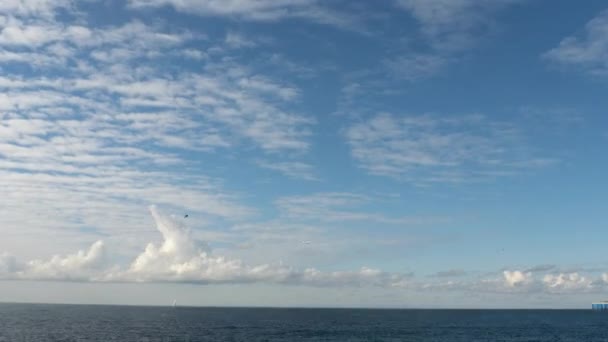 Nubes de Timelapse en el cielo azul — Vídeo de stock