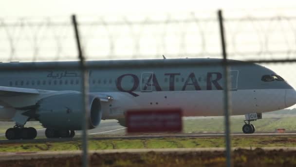 Dreamliner Qatar vid solnedgången — Stockvideo