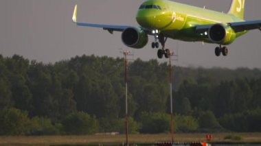 Gün doğumunda uçak inecek.