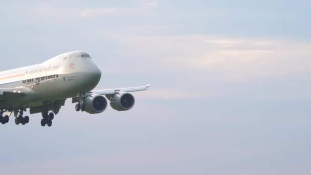 Boeing 747 in vlucht bij zonsondergang — Stockvideo