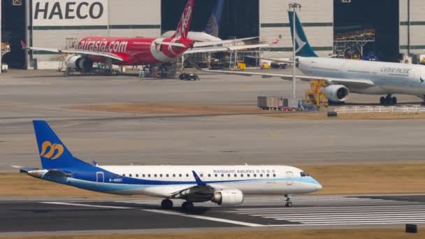 Avión antes de la salida del aeropuerto internacional de Hong Kong — Vídeos de Stock