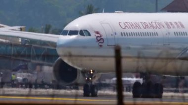 Uçak Cathay Dragon kalkıştan önce