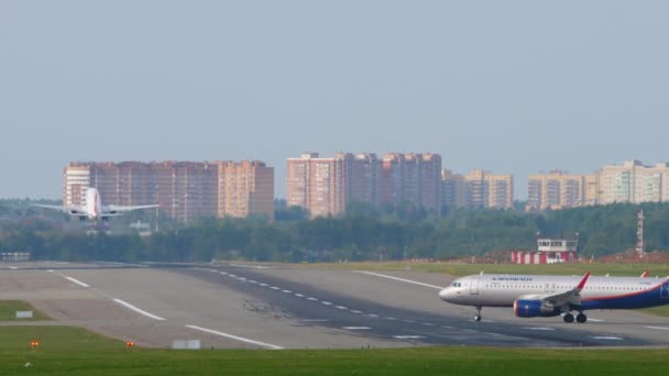 Start samolotów na lotnisku — Wideo stockowe