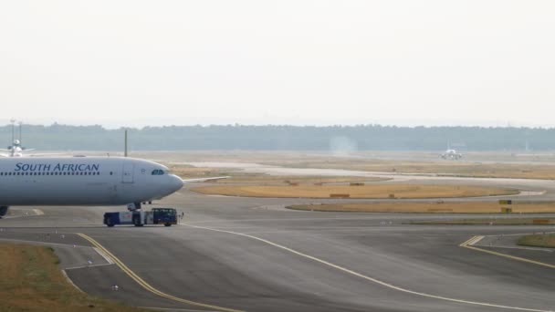 奉仕用航空機牽引 — ストック動画