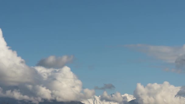 Wolken verzamelen zich boven de bergen. — Stockvideo