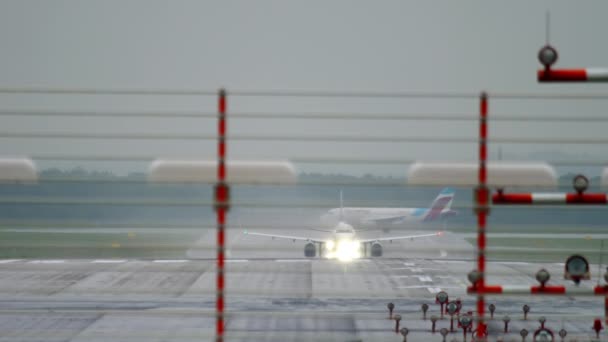 El avión despega bajo la lluvia — Vídeo de stock