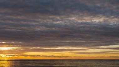 Okyanusun üzerinde manzaralı gün batımı