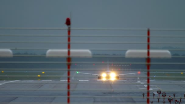 L'avion prend de la vitesse pour le départ — Video