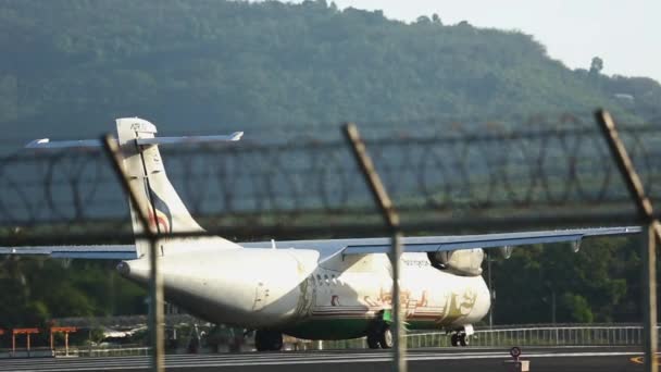 ATR 72 Bangkok Airwaysは離陸速度をピックアップ — ストック動画