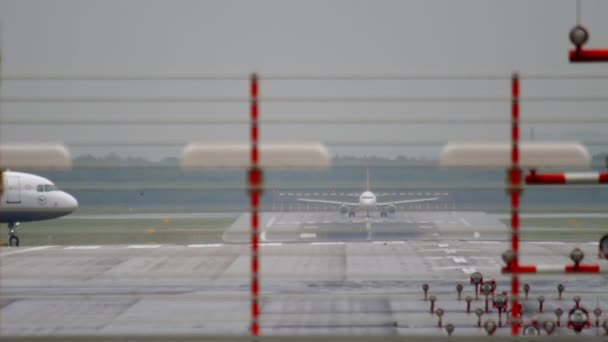 Sabah uçağı Düsseldorf havaalanına iniyor. — Stok video