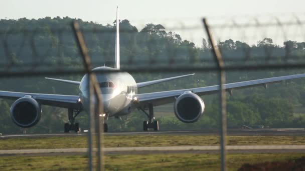 Dreamliner Qatar chega ao pôr do sol — Vídeo de Stock