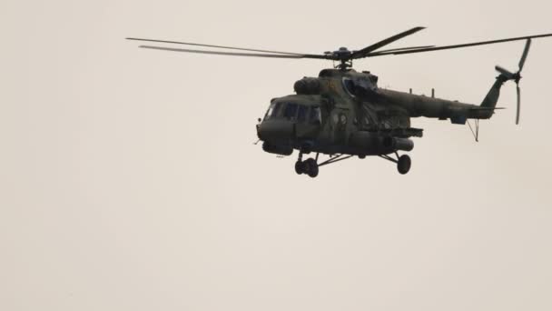 Helikopter militer terbang di langit — Stok Video