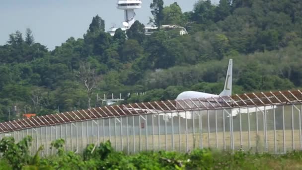 Flygplanslandning på Phukets flygplats — Stockvideo