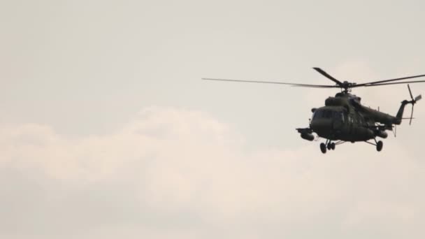 Helikopter militer mendarat — Stok Video