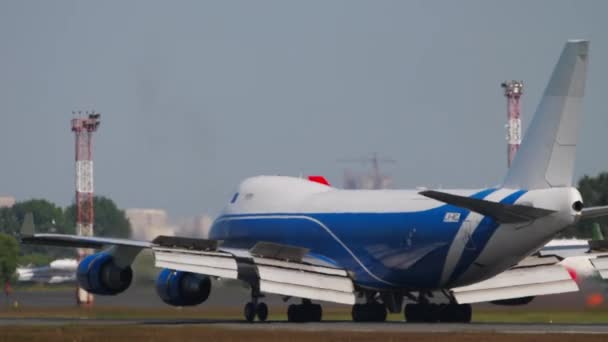 Торможение грузового самолета Cargolux Boeing 747 после посадки — стоковое видео