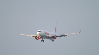 Boeing 737 Tayland aslanı indi.