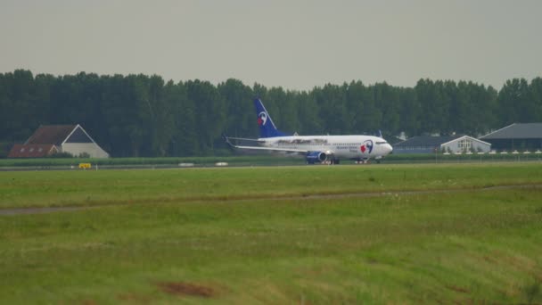 Boeing 737 biegt vor Abflug von Landebahn ab — Stockvideo