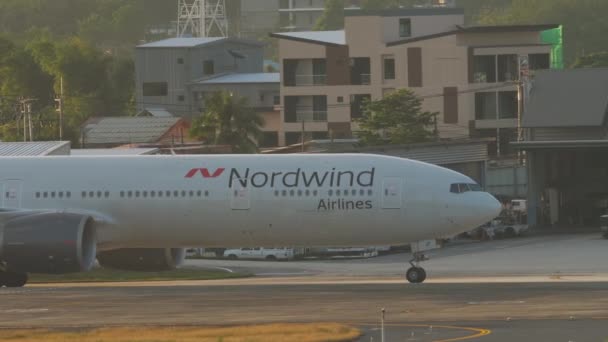 Gün batımında Nordwind Havayolları taksileri indikten sonra — Stok video