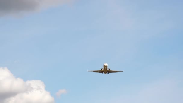 미츠 비시 CRJ-200ER 가 머리 위로 날아가다 — 비디오