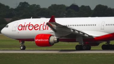Airbus Air Berlin uçağı pistte.