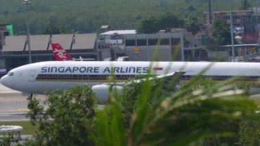 Uçak Phuket 'e iniyor.