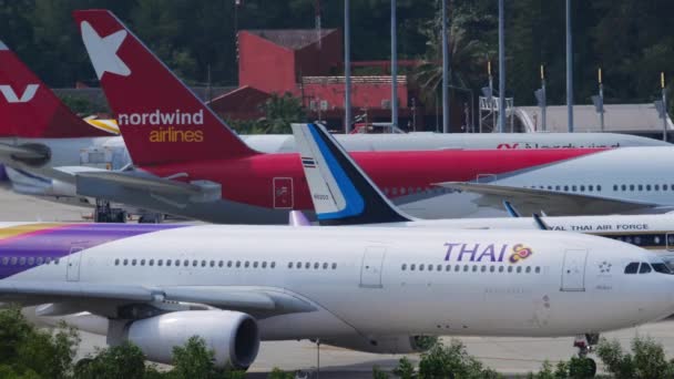 Thailändska luftvägar som taxar till landningsbanan — Stockvideo