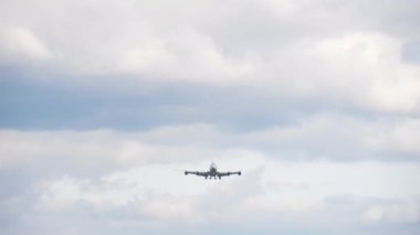Dört motorlu kargo yavaşça inişe geçiyor.