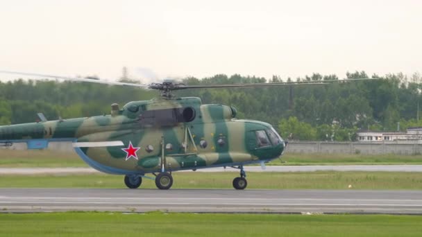 Militaire helikopter stijgt op — Stockvideo