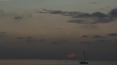 Deniz kıyısında akşam karanlığı çöker.