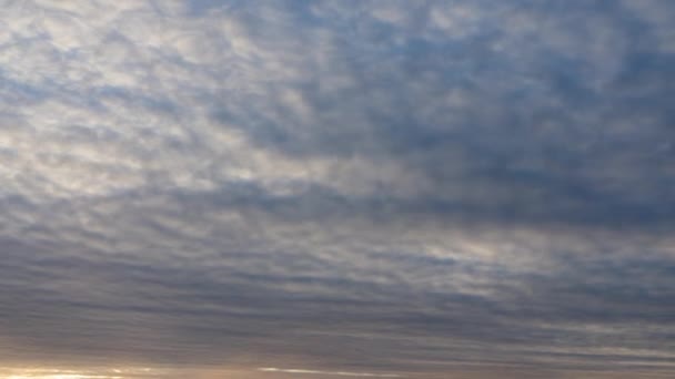 Prachtige zonsondergang op de achtergrond van de bewolkte lucht — Stockvideo
