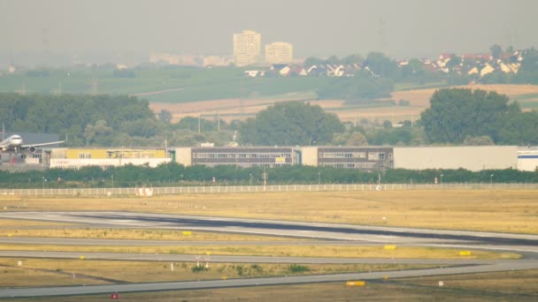 Avión de pasajeros aterrizando en la pista — Vídeo de stock