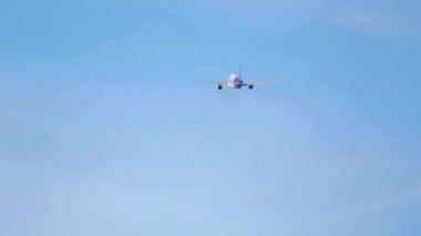 Uçak uçup gidiyor.