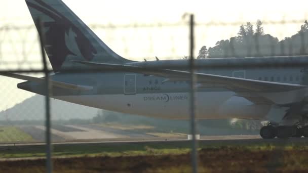 Taxis Boeing a la terminal después del aterrizaje — Vídeos de Stock