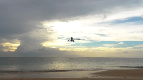 Vuelo de avión sobre el mar — Vídeo de stock