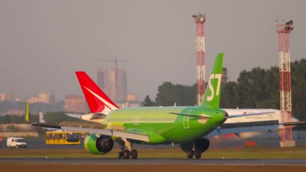 L'Airbus A320 de S7 Airlines décélère après l'atterrissage — Video