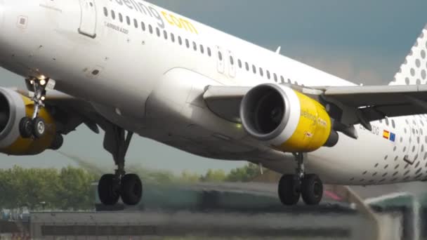 Vueling Airbus 320 opstijgen — Stockvideo