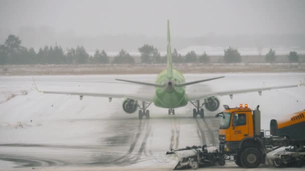 空港周辺からの雪の清掃 — ストック動画