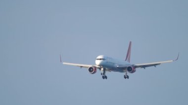 Kraliyet uçağı inişe geçiyor.