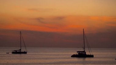 Günbatımında eğlence yatları