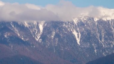 Dağ tepelerinin manzarası