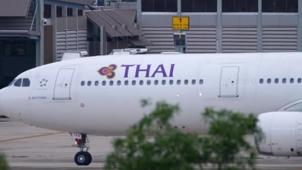 Airbus 330 a Thai Airways taxizik a kifutópályára — Stock videók