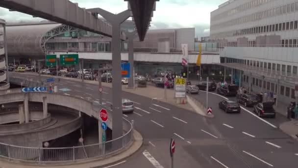 Skyline-Schwebebahn am Flughafen Frankfurt — Stockvideo