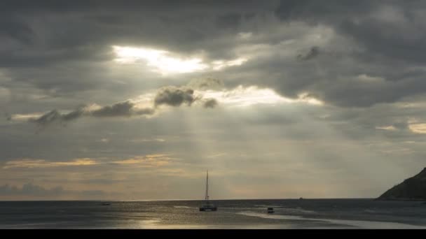 Sluneční paprsky zářící šedými mraky — Stock video