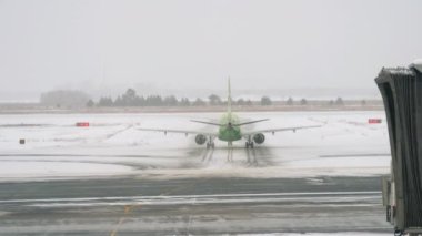 Kışın terminal penceresinden havalimanı görüntüsü