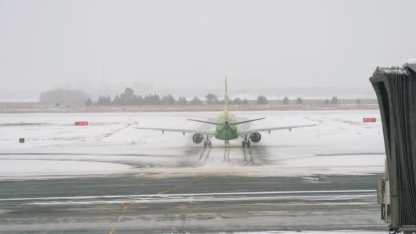 Flygplatsutsikt från terminalfönstret på vintern — Stockvideo