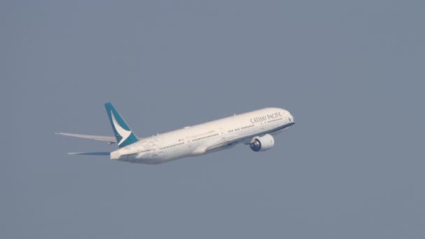 Boeing 777 odlétá z Hong Kongu — Stock video